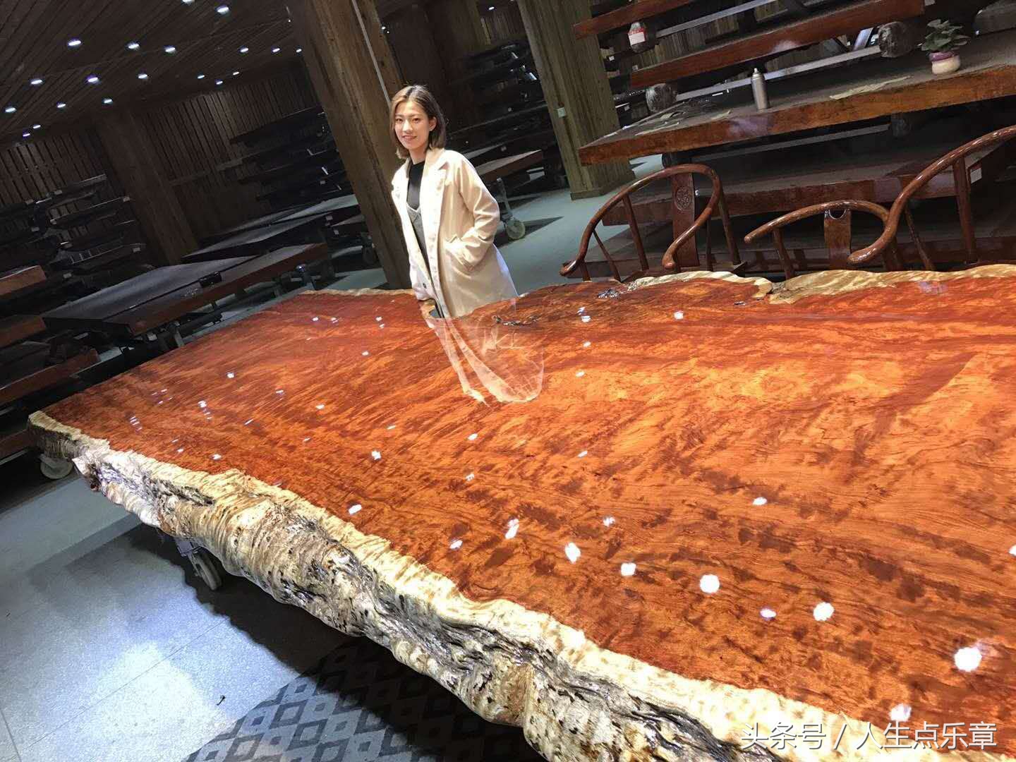 杭州老师3000元买的实木桌,引万千网友热议,专家鉴定后价值百万