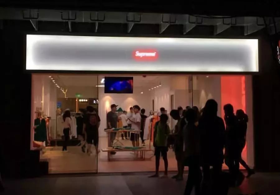 这次，国潮丢了中国的脸！国内第一家Supreme开业！专卖合法“山寨货”！