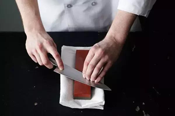 生活小窍门：菜刀变钝了怎么办？