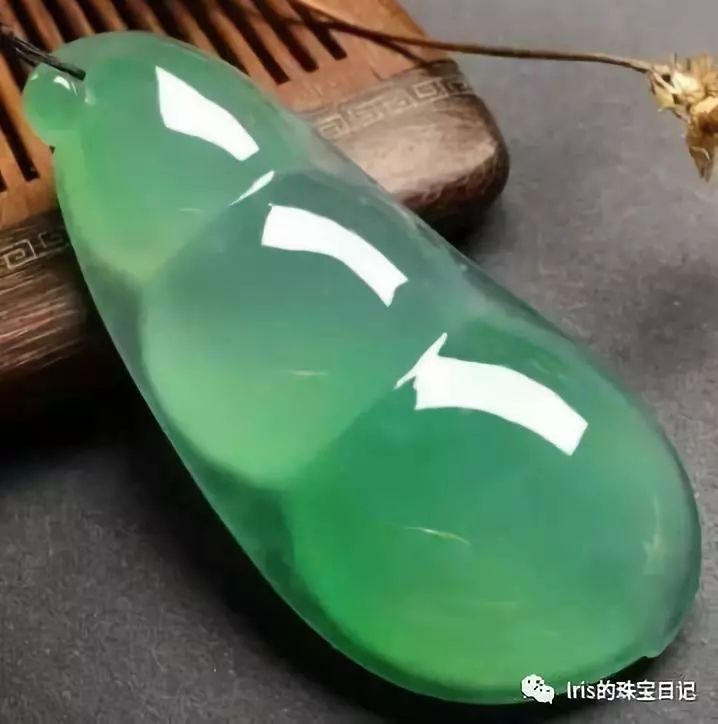 翡翠带山水有什么寓意,你佩戴的翡翠寓意