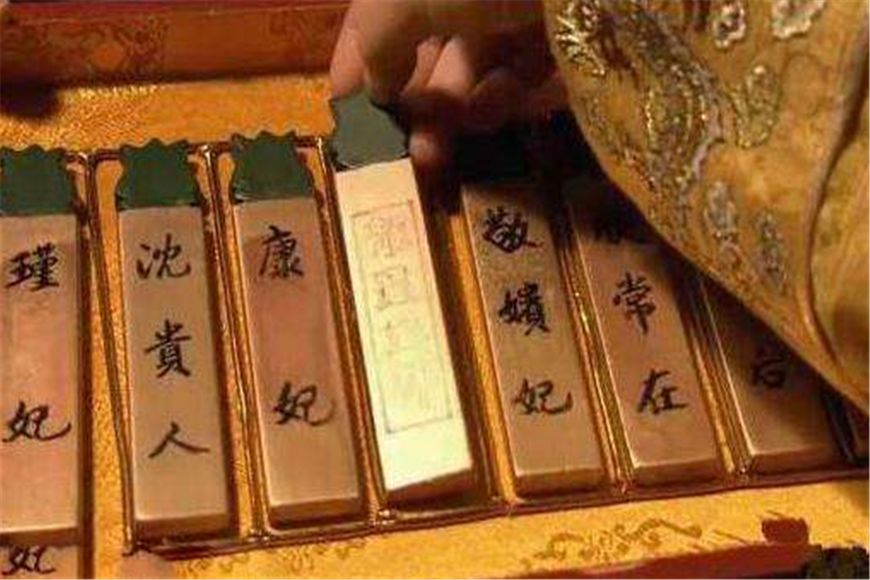 皇帝宠幸妃子的过程：每次超过半小时，太监就要喊三声然后冲进去