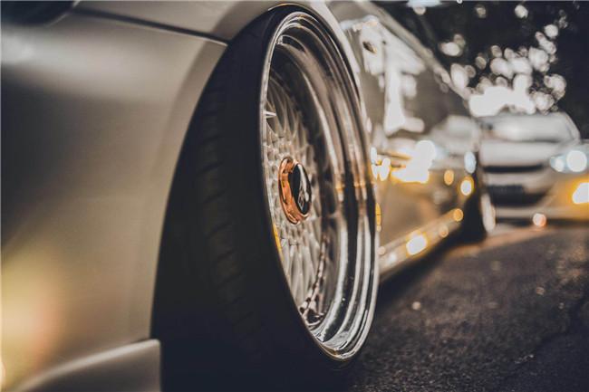 白外黑内反差强烈，为了成为VIP大佬车友竟将两部皇冠“合二为一”