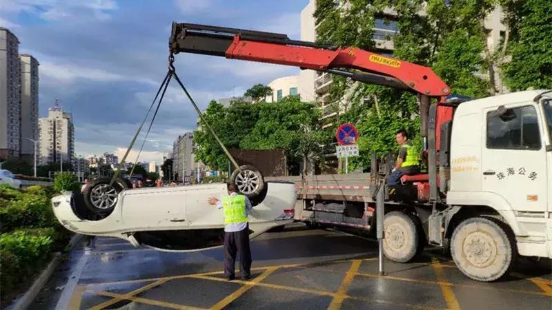 珠海汽车撞路人,珠海日产撞车事故