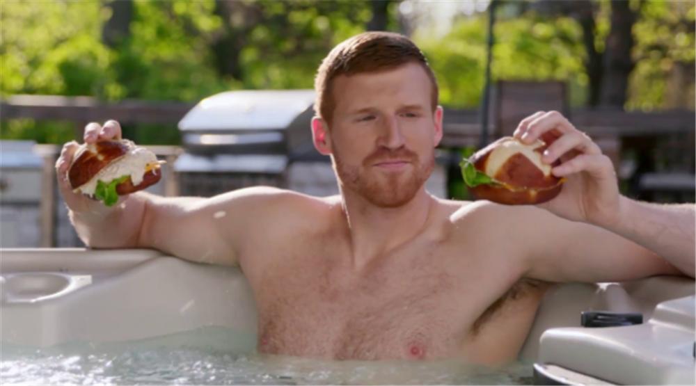 他是第一个将新百伦穿上NBA赛场的人，马刺尊他为“队魂”！