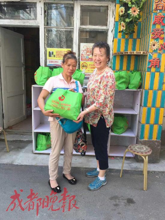 哈尔滨农民为白血病患儿种40亩“放心菜”每周去医院免费分发