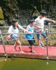 几十元的扭扭车,硬是被你开出了几百万豪车的感觉