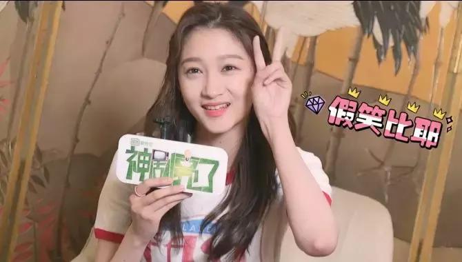 相声少女方宇现场释放撒娇卖萌少女心，对答红毯糗事笑翻全场