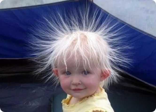 两边头发怎么变蓬松不用发胶,卷头发到底用什么发胶定型不会塌