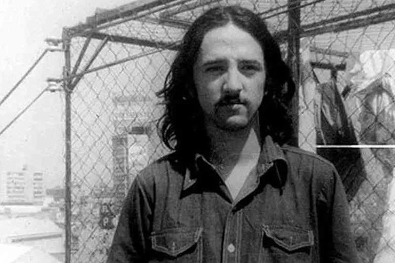 我说，和浪漫主义狗一起，我要留在这儿