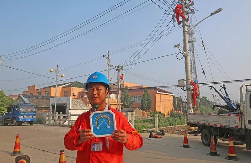 高温送清凉致敬烈日下的坚守 (致敬高温下坚守的你们)