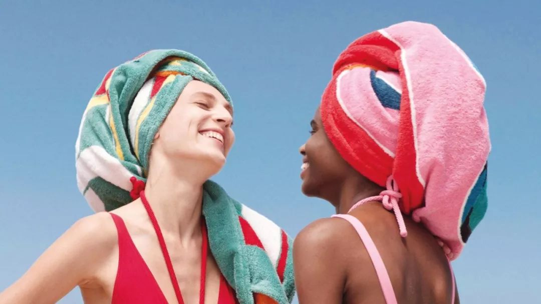 穿泳衣只是为了游泳？知识女性有自己的泳装格调