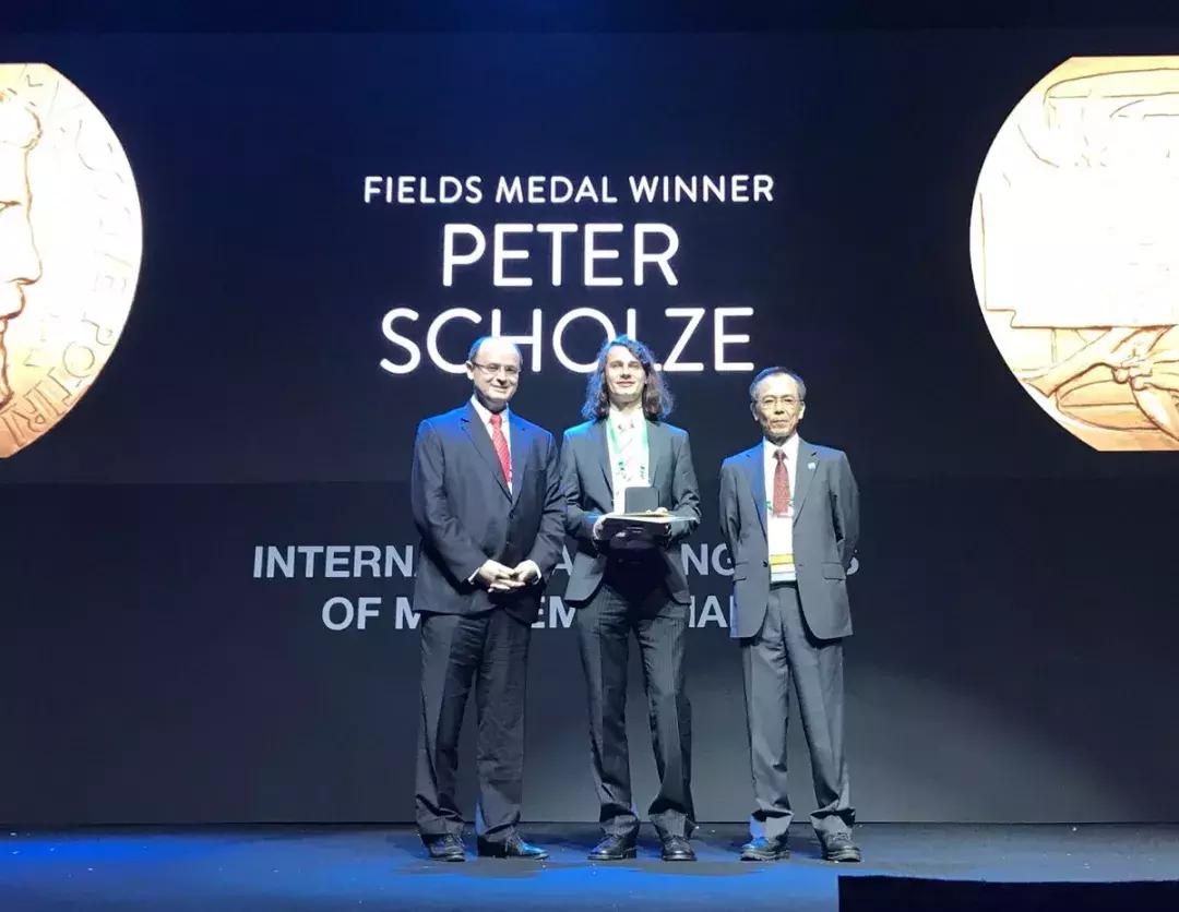 新生数学界最skr的存在，头发与成就并存，年仅30横扫各大数学奖