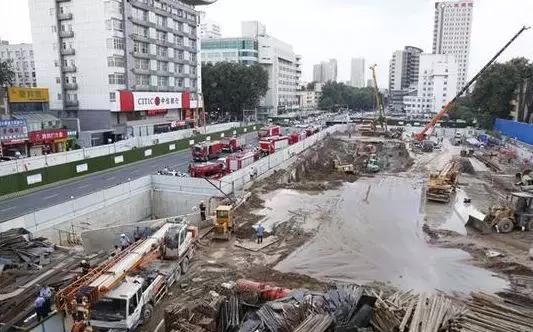 河南一高校暴雨积水,河南暴雨平原变湖泊