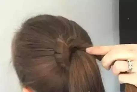 舞蹈盘头教程,简单快速的盘头方式