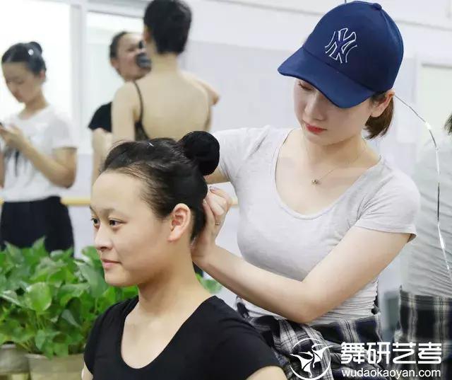 舞蹈盘头教程,简单快速的盘头方式