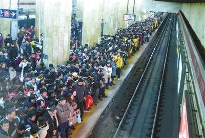 为什么地铁里面很臭,夏天的地铁