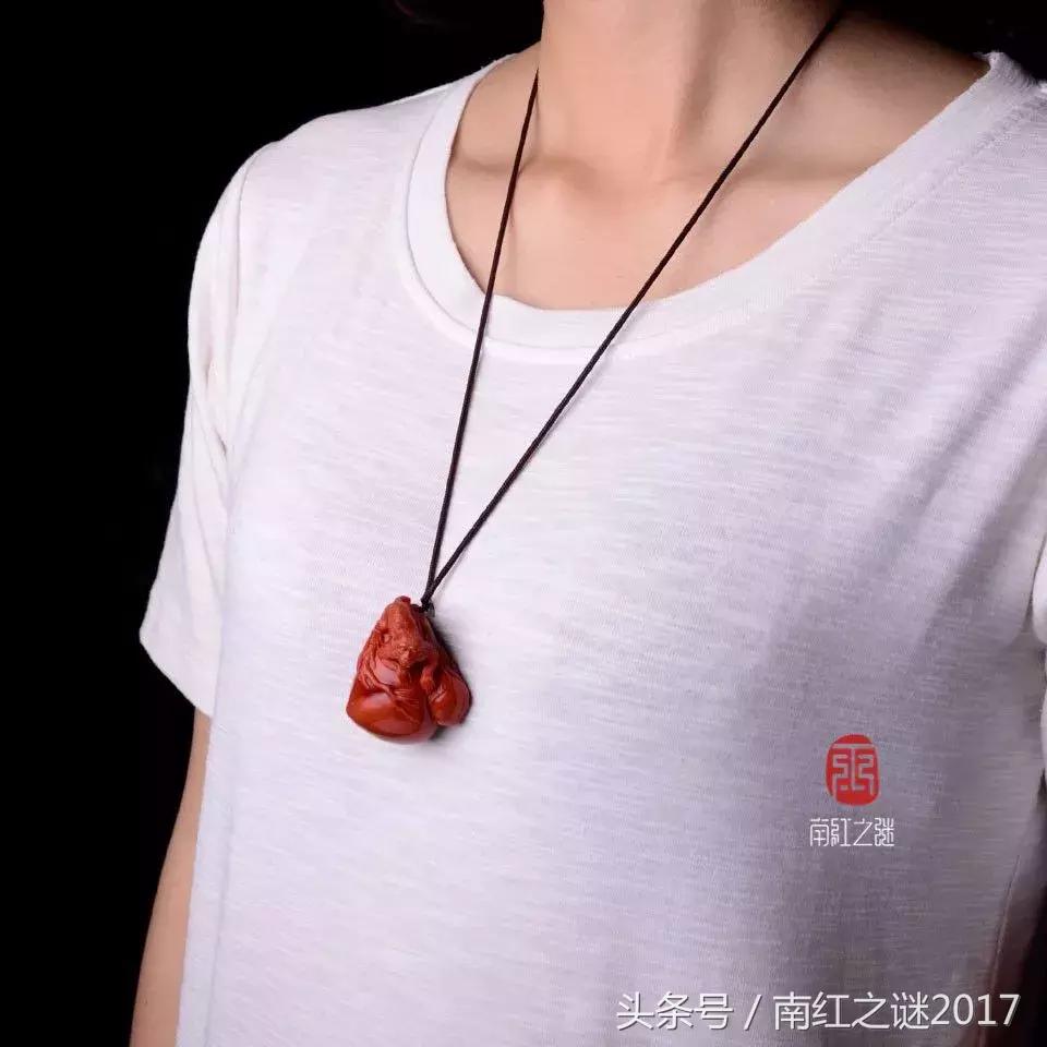 哪些属相可以佩戴南红在右手,南红和鸡翅木珠子戴哪更招财辟邪