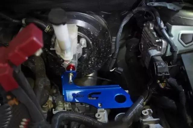 曾颖卓深情试驾骐达,曾颖卓骐达