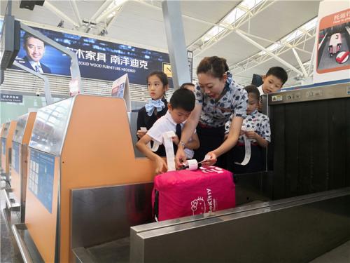 今天我们和妈妈一起为您办登机牌