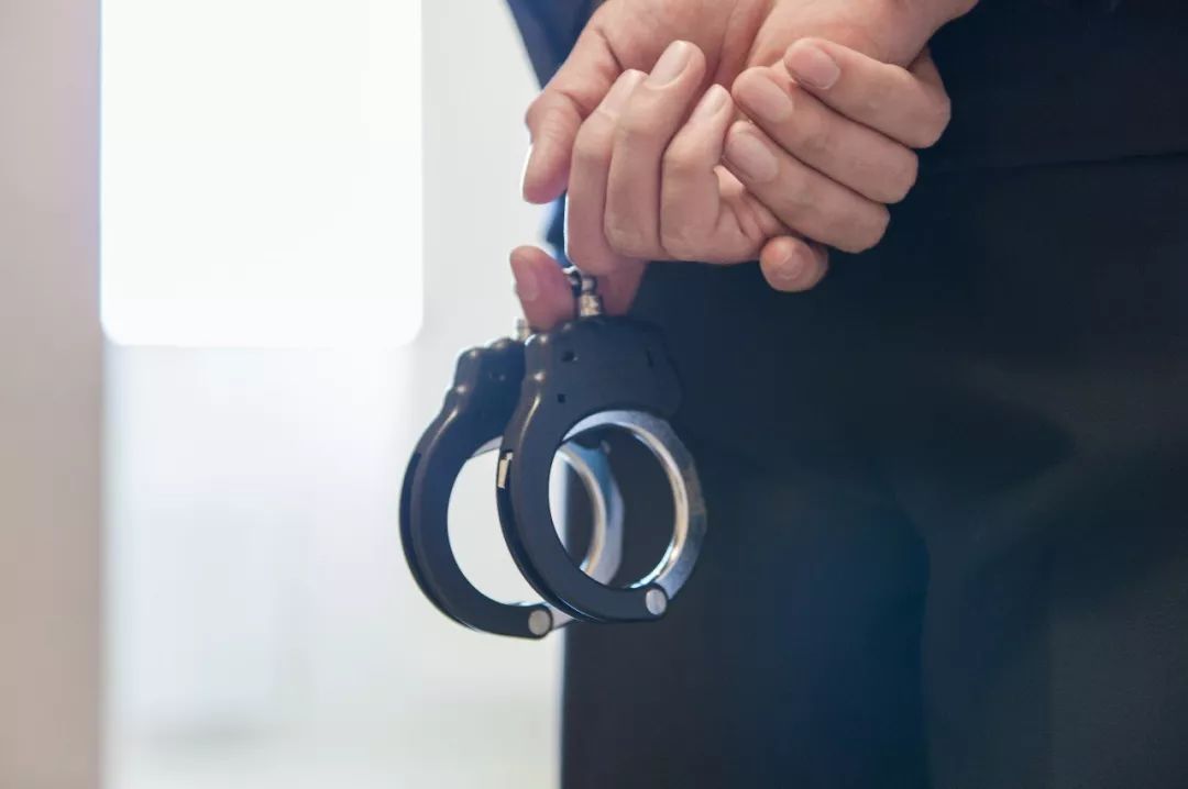 被告人拒不供认，且缺乏其他直接证据，如何运用间接证据认定犯罪事实？