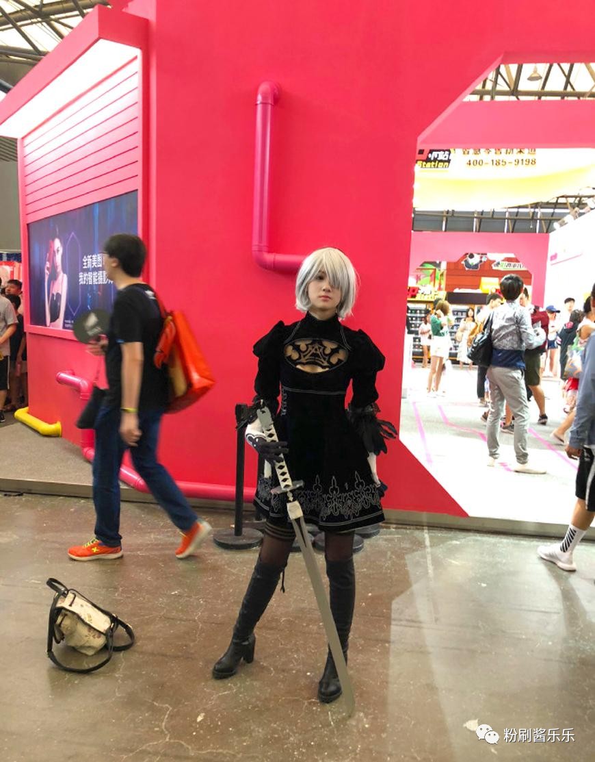 2018上海chinajoy红衣美女,2017chinajoy漂亮妹子
