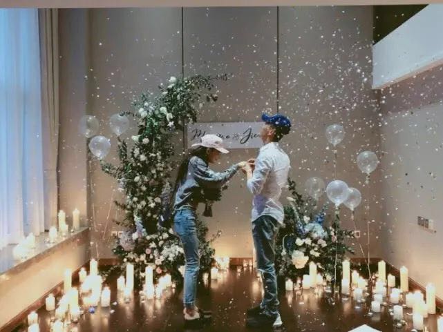 张馨予和何捷结婚照,张馨予和老公何捷军装照片