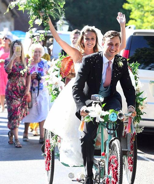 梅根穿全黑礼服参加朋友婚礼,梅根婚礼首秀