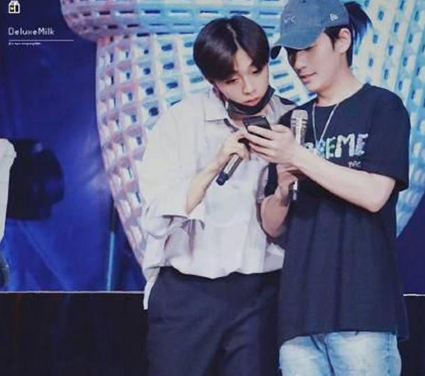 郑云龙朱一龙自拍,朱一龙九宫格自拍