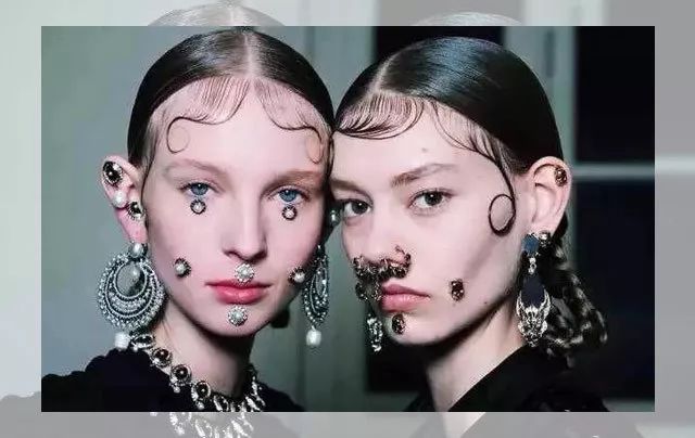 赵薇曾经凭借一部还珠格格而爆火,赵薇1998年和还珠格格的不解之缘