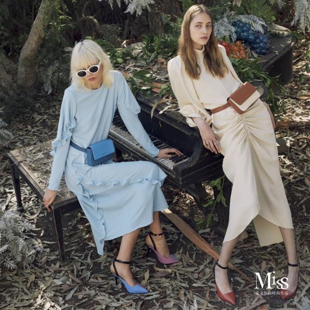 女人背包的姿态,姿态女生表情包