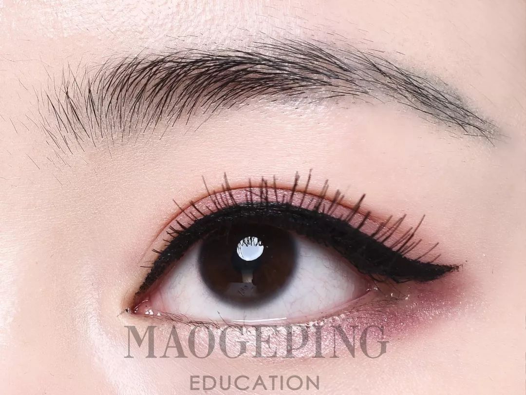 如何用眼影画整个眼妆,画完眼影上粉底