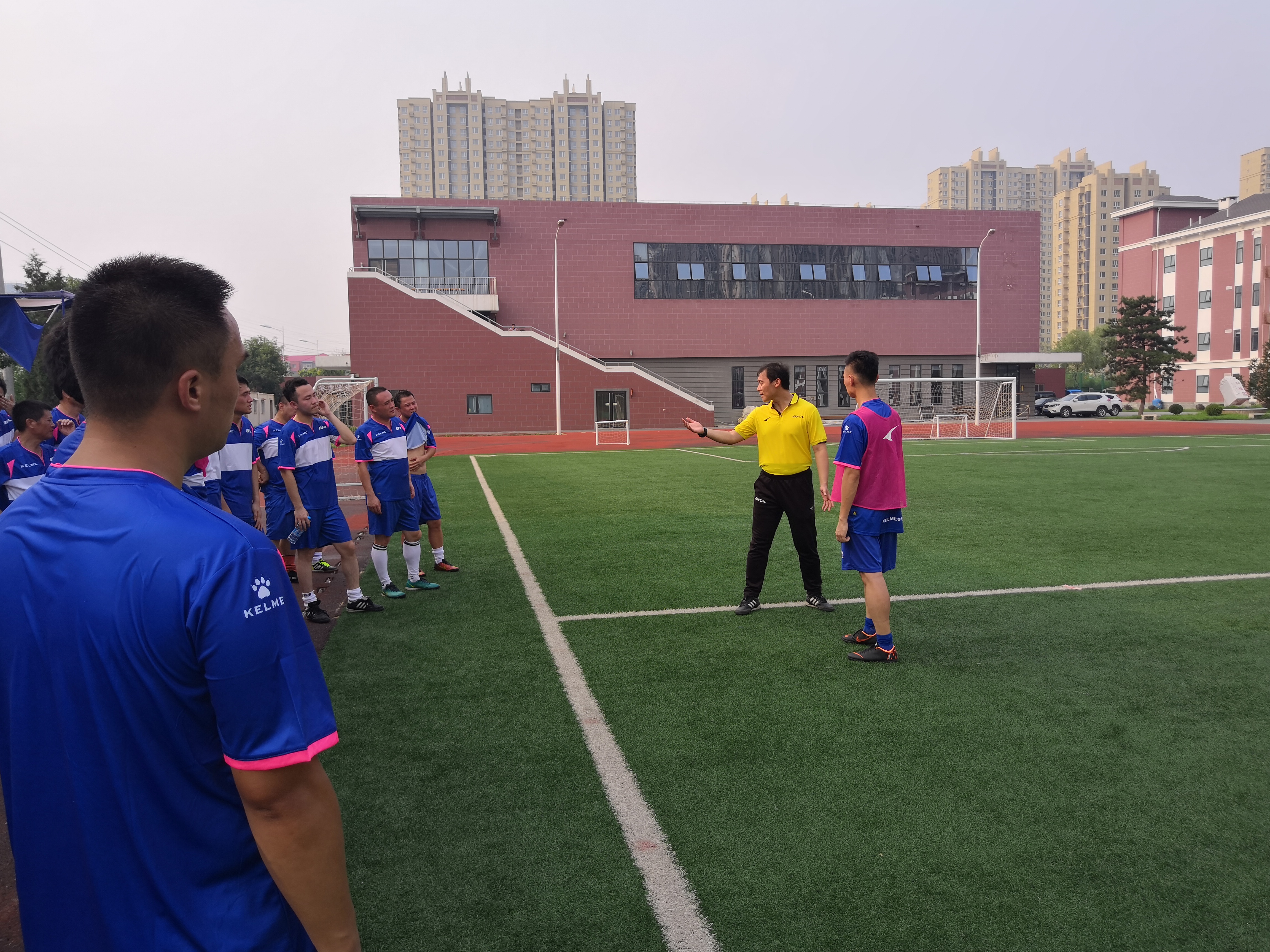 激情盛夏绿茵赛场展雄风,夏日炎炎篮球场