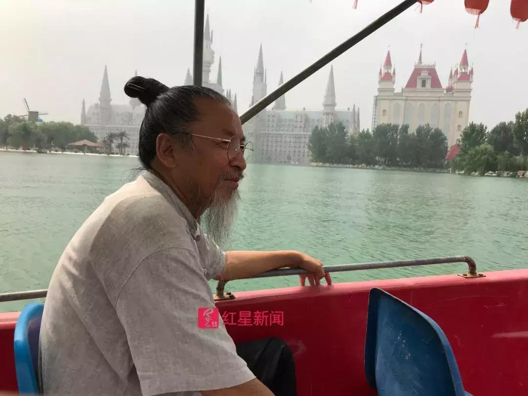 一边是亭台楼阁一边是“魔法学校”，这个“美术帝国”有点……