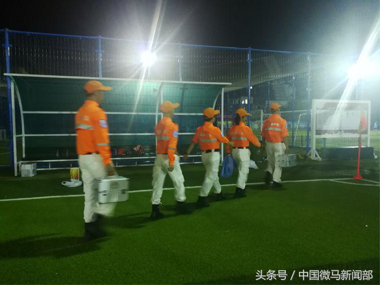 微马救护队为“联建杯”足球赛第七个比赛日全程守护