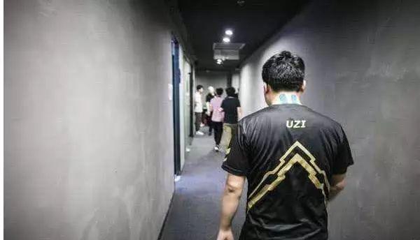 uzi最近直播精彩操作,uzi十大经典操作各大直播间反应