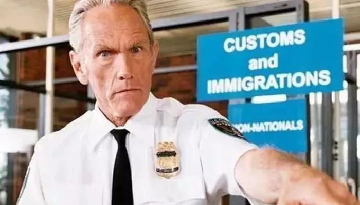 只要没出机场，看到这个牌子，千万别摸手机