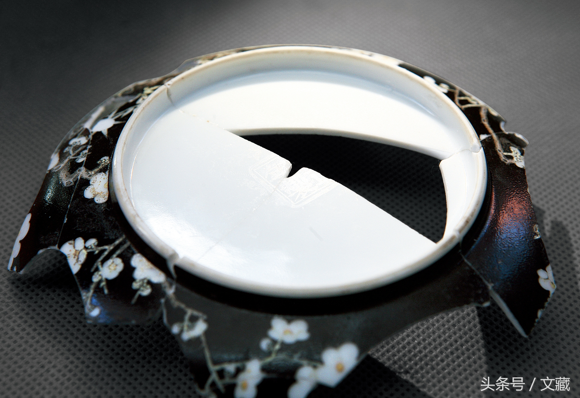 瓷胎画珐琅彩图案上有网格纹,清宫珐琅彩精美瓷盘图片欣赏