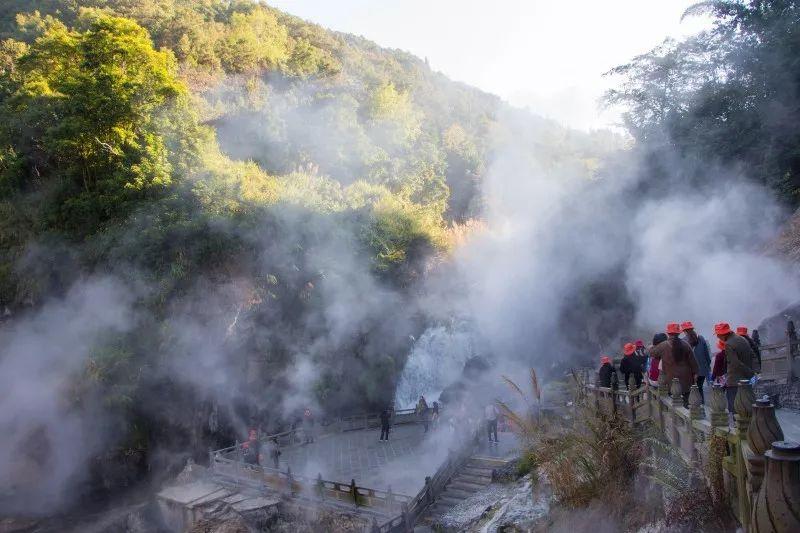 入秋时节，寻一抹火山热海治愈蓝