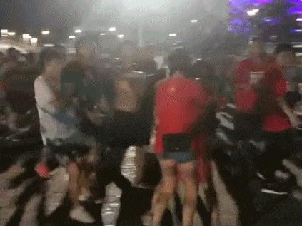 上港女球迷遭飞踹,上海上港女球迷惹争议