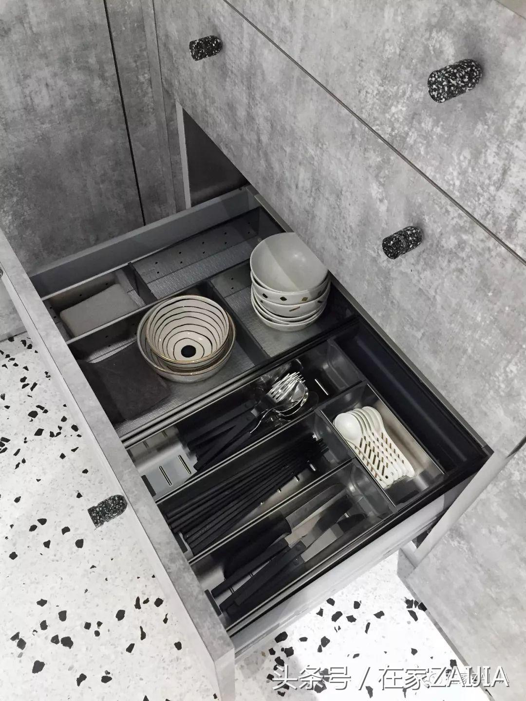 客厅正中放餐桌好吗,客厅放个大大的楼梯间