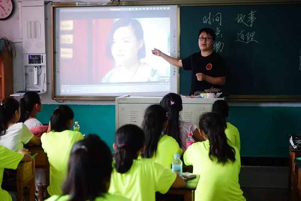 为开启村小孩子们梦想的大门,科技和电影一起走进乡村课堂