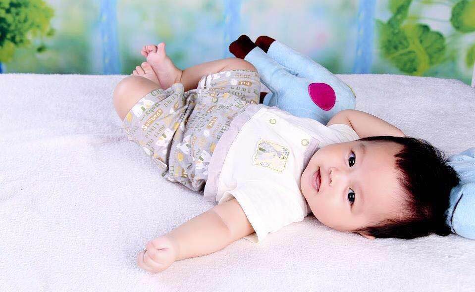 宝宝掉床下如何判断是否有事,宝宝一般掉床下是什么姿势