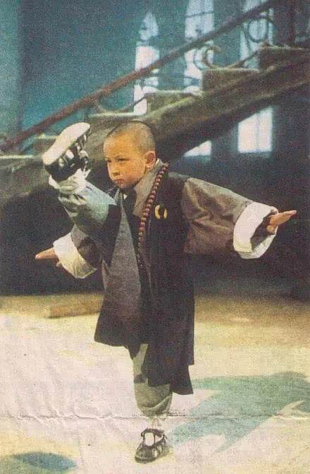 释小龙叼奶嘴打拳有劲,释小龙年轻的视频