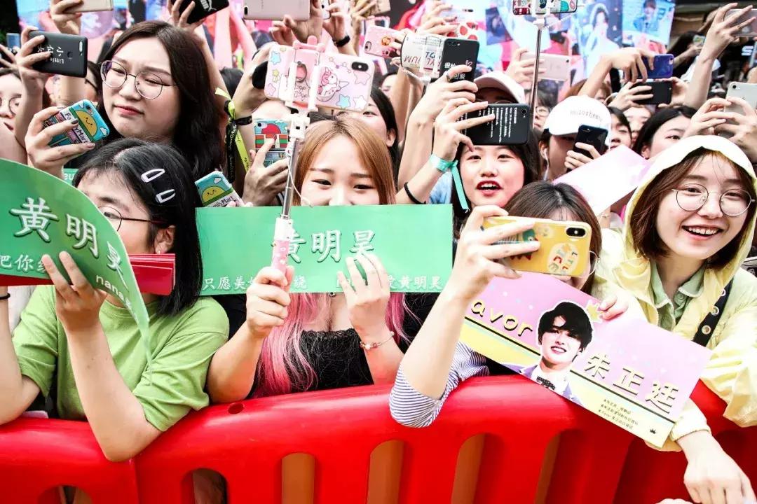 乐华七子久违的合体,乐华七子西装