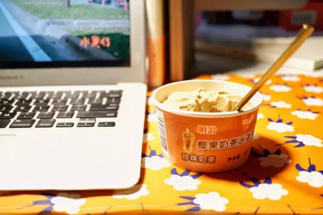 冰淇淋是冰的吃了没有热量 (冰淇淋没有热量因为它是冷的奶茶)