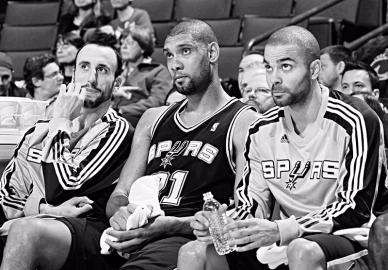 帕克回到马刺拥抱波波维奇,波波维奇感激邓肯