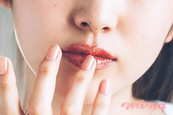 唇膏怎么涂哑光嘟嘟唇好看,适合烟熏妆的裸色唇膏