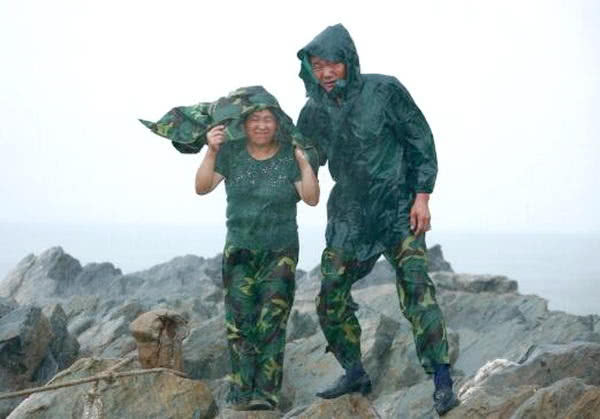 月工资仅三百，夫妻守卫黄海荒岛32年，每天升*旗国**风雨无阻