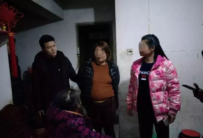 「净网2018」在朋友圈卖羞羞小视频，上百人被抓获，大多数是女性，金华警方破获大案