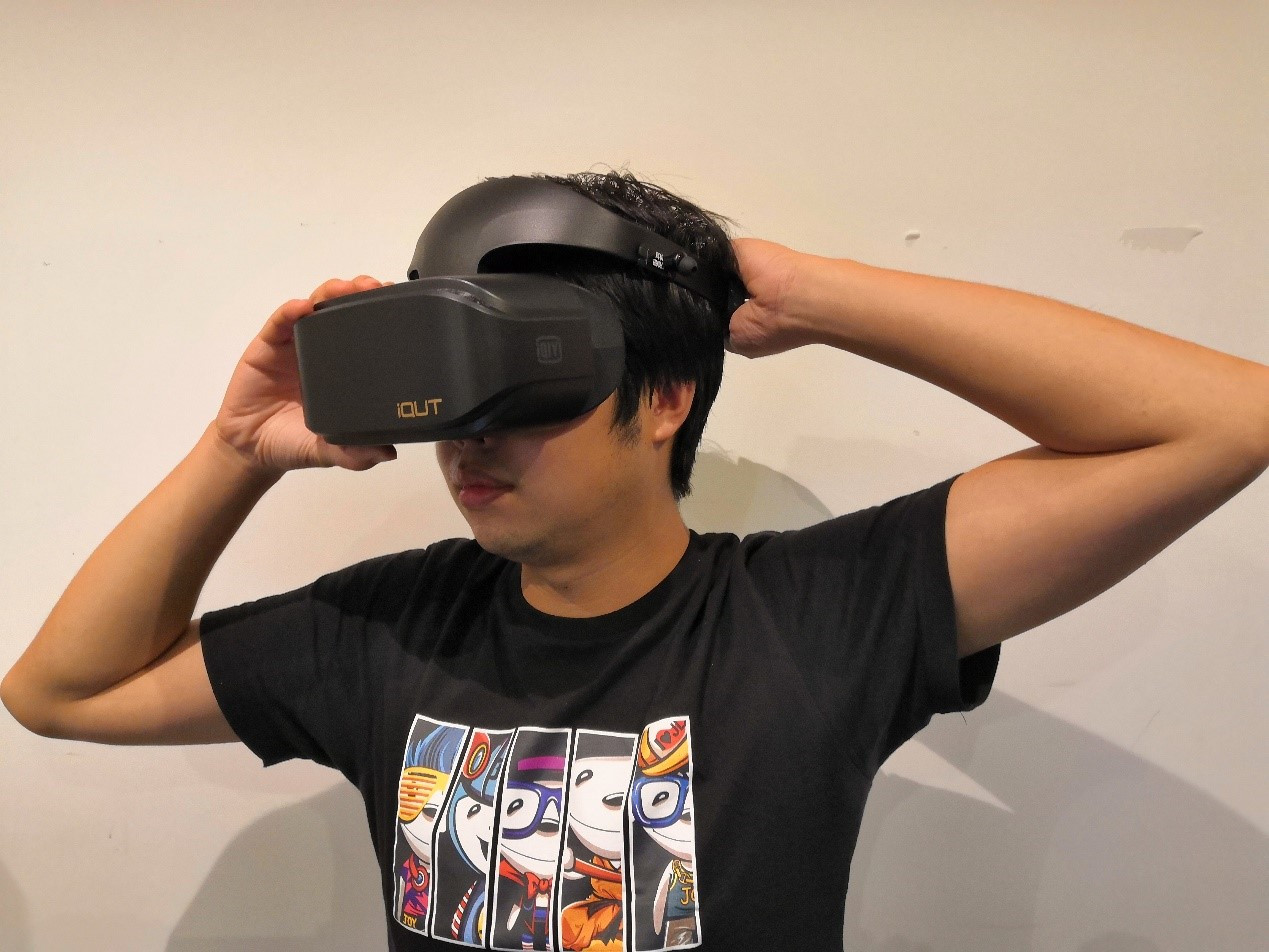 VR看电影哪家强？小米、VIVE、爱奇艺iQUT三款设备亲身体验大横评